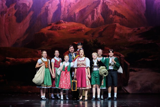 Familjen von Trapp väljer att fly över bergen när nazisterna annekterar deras hemland Österrike. På bilden Emma Laulaja, Liisa Perälä, Moa Wulff, Jussi Puhakka, Lillian Nguyen, Sarah Nedergård (Maria), Antti Einola, Moona Lehtola och Linus Granfors.
