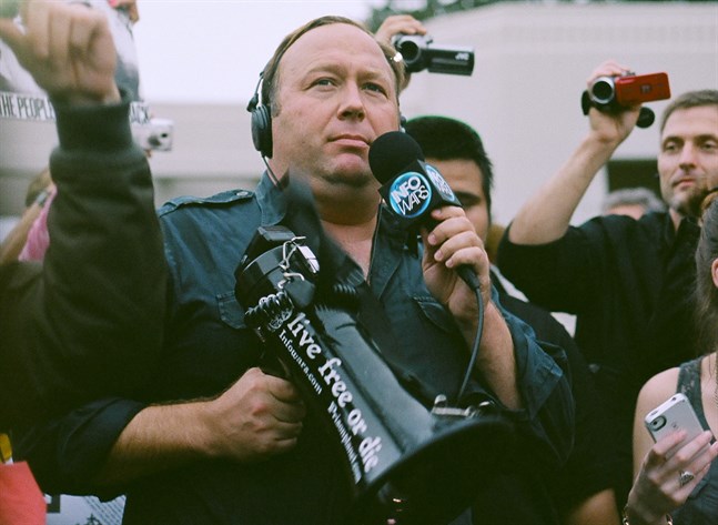 Alex Jones, konspirationsteoriernas kung. Han anser sig ha bidragit till Trumps seger vid förra presidentvalet; kandidat Trump medverkade i hans show i december 2015. Lev fri eller dö, står det på megafonen.