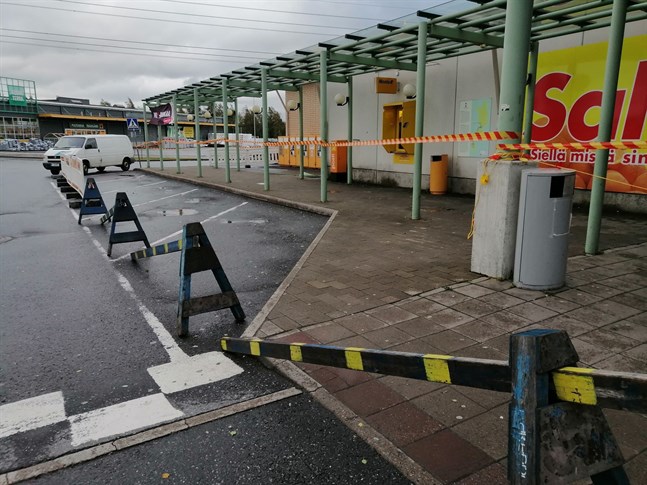 Vid Karleby ABC har en del av taket flugit av under nattens storm. Det här ledde till att man spärrade av delar av fastigheten.