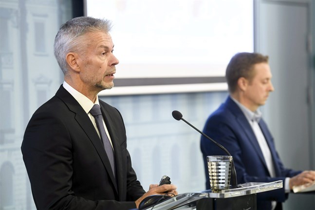 Överläkare Taneli Puumalainen och direktör Pasi Pohjola konstaterade på torsdagen att coronaviruset inte lett till lika många dödsfall i höst som i våras.