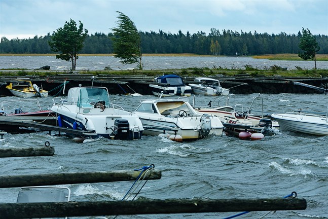 Såg här såg det ut vid Andra Sjön i Nykarleby då stormen Aila härjade i september.