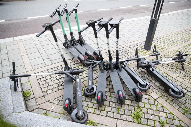 Parkeringsvakter ska från och med måndag kunna städa upp i röran av slarvigt parkerade elsparkcyklar.