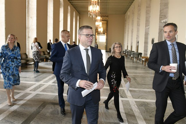 Riikka Purra (längst till vänster) från Sannfinländarna, Timo Heinonen (Saml), Petteri Orpo (Saml), Päivi Räsänen (KD) och Kai Mykkänen (Samt) representerade oppositionen på en gemensam presskonferens på fredagen. Enligt oppositionen saknar regeringens slösaktighet motstycke i närhistorien.