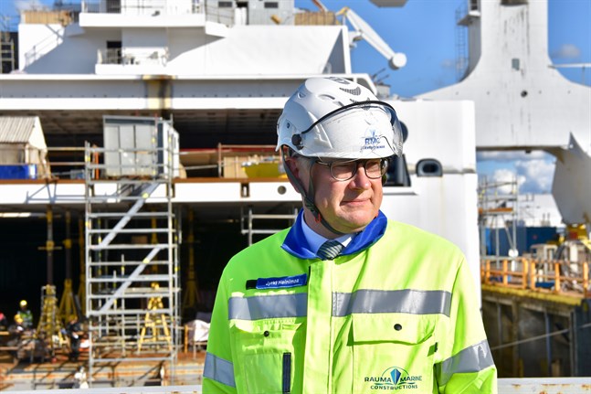 Enligt Jyrki Heinimaa, vd för varvet Rauma Marine Constructions, är det omöjligt att bedöma hur coronapandemin slutligen inverkar på Raumovarvet. Bilden är från sjösättningen av fartyget Aurora Botnia den 11 september.