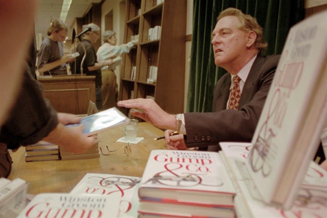 Winston Groom signerar "Gump and Co", uppföljaren till den kultförklarade "Forrest Gump". Arkivbild.