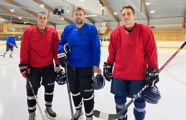 Rolands Aleidzans, Arturs Kuzmenkovs och Maris Dilevka är i Närpes för att höja nivån i Kraft hockey.