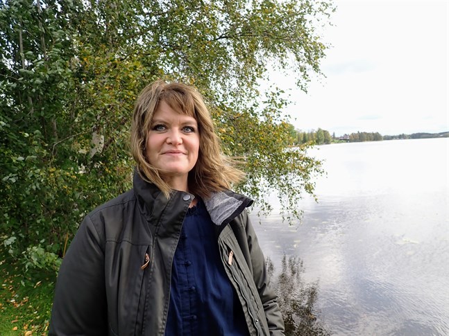 Ulrika Hansson vid Hemsjön i Terjärv. Uppväxtbyn har inspirerat henne i romandebuten "Jaktlaget".