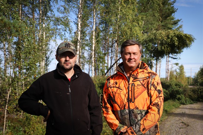 Jan-Ole Lindman och Magnus Levón hoppas att problemen med eldistributionen på Österö snart är åtgärdade, men befarar att det kommer att dröja flera dagar än.