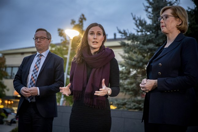 Näringsminister Mika Lintilä (C), statsminister Sanna Marin (SDP) och arbetsminister Tuula Haatainen (SDP) besökte på fredagskvällen det nedläggningshotade raffinaderiet i Nådendal.