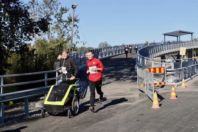 Bocks Run är inte bara en löptävling. Det går att vara med bara för att det är kul, utan att stirra sig blind på tider och placeringar. Vill man gå med stavar eller springa med löpvagn går det utmärkt.