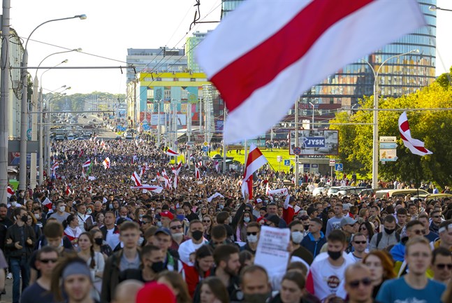 Demonstranter i Belarus huvudstad Minsk på söndagen.