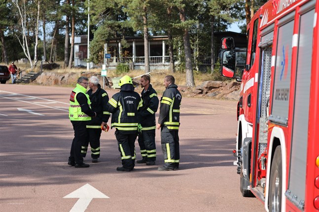 Räddningspersonal väntar på Svinö på Åland på att Amorella ska evakueras.