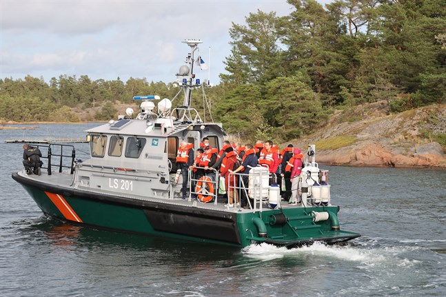 Passagerarna evakuerades från färjan med fyra fartyg.