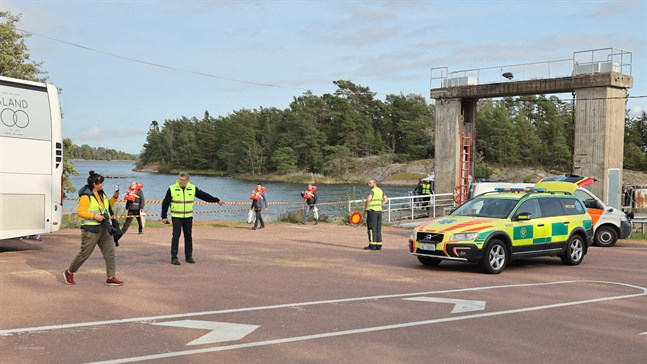 Passagerare evakueras till Svinö på Åland.