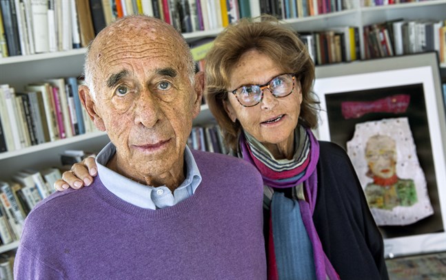 Gerhard Nagler med hustrun Monica bredvid ett porträtt av vännen Ruth Bader Ginsburg.