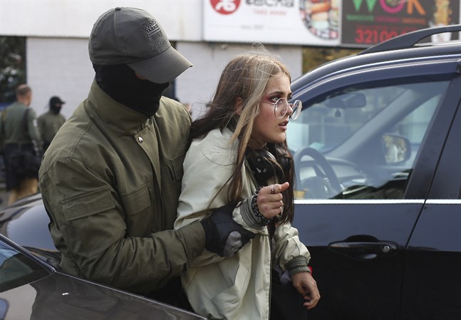 En av de helmaskerade poliser som grep deltagare i lördagens demonstration i Minsk, Belarus.