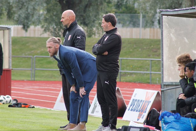 Matt Poland och hans mannar tog en poäng i Nykarleby. På bild också assisterande tränaren Richard Lähteenmäki, till vänster, samt målvaktstränaren Kaj-Christer Ingves, till höger.