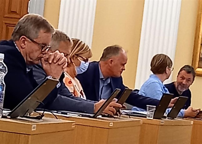 Allvarliga miner då Jakobstads stadsfullmäktige diskuterade budgetramarna.