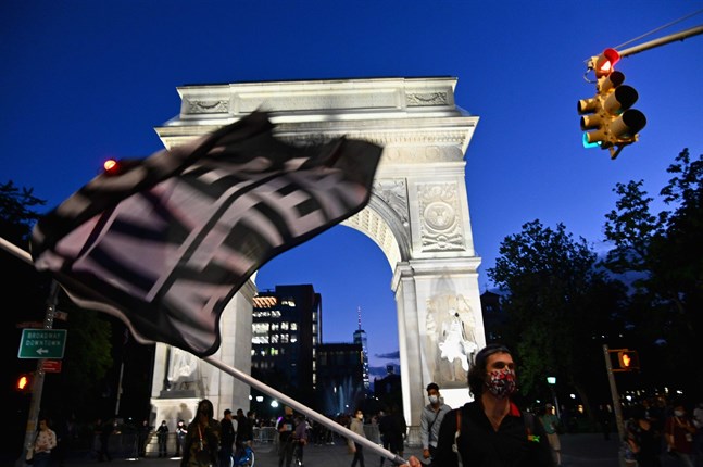 Demonstranter vandrar genom Washington Square Park i New York.