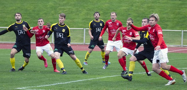 Adthe Miftari, Emil Salin, Alfons Häggblom och Simon Julin gör sig redo att hugga för NIK mot Sporting.
