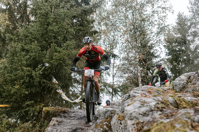 Larsmo IF:s cykelsektion är besviken över att cykling har förbjudits på Larsmoleden, speciellt som terrängcykling fått ett uppsving. Bilden är tagen under ett XCO-lopp på Köukar. André Haga är närmast i bild.
