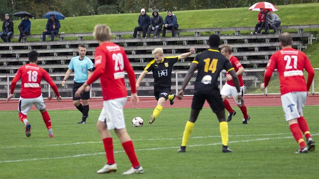 Det är förkylt för både NIK och Sporting Kristina. Det blir ingen match på Skogsvallen i kväll. Bilden från fjolårets drabbning.