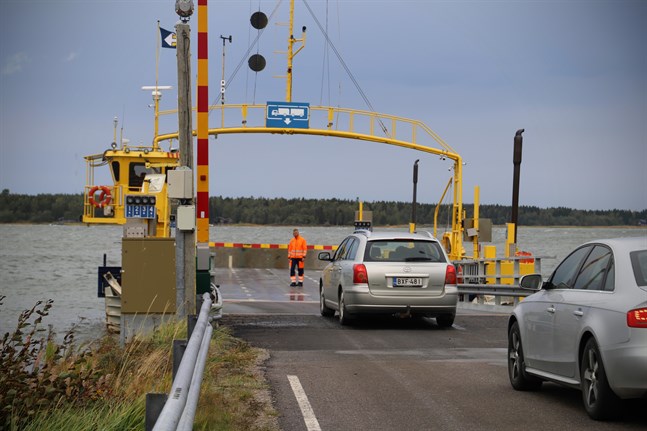 Bilarna dirigerades in i rätt fil för hand när Bergöfärjan började köra igen efter måndagens avbrott.