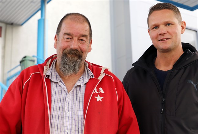 Vasa ishall är en bekant plats för Mats Moliis och Kyösti Linna. Ishockeyn förde dem samman på 1990-talet.