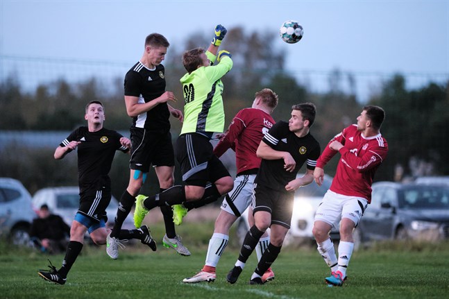 Det är fortfarande mycket osäkerhet kring när de lokala fotbollsserierna kommer att köra i gång. Bilden är från en division 3-match mellan Sundom IF och Kaskö IK förra säsongen.