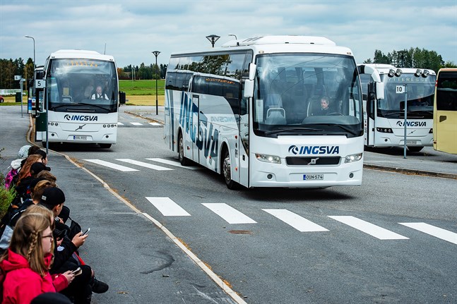 Från och med i höst betalar Folkpensionsanstalten för de nya gymnasiestuderandenas bussresor och även för alla andra som börjar studera på andra stadiet och har minst 7 kilometer lång skolväg.