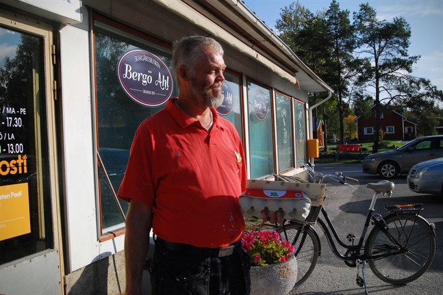 Patrik Enholm bor på Bergö och jobbar i Vasa. Utan färja kan han inte ta sig till jobbet.