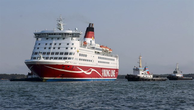 Bogserbåtarna fick Viking Lines Amorella av grundet.