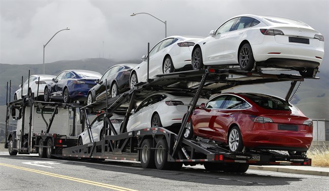 Nya Teslabilar rullar i väg från elbilstillverkarens fabrik i Kalifornien, USA.