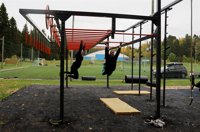 Amanda Örn och Lasse Lorentz demonstrerar monkey bar och flying monkey på den nya träningsriggen vid Norrvalla.