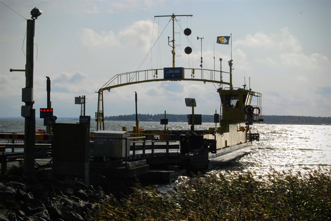 I nuläget finns det inget färjfäste för en reservfärjan på rutten mellan Bergö och Bredskär.