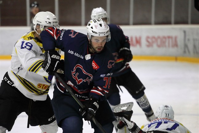 Fredrik Borgmästars hade en fin afton i toppmötet mot Kiekko-Veljet. Han stod för fyra målgivande passningar och blev därmed poängbäst tillsammans med Maxim Valkov (3+1).