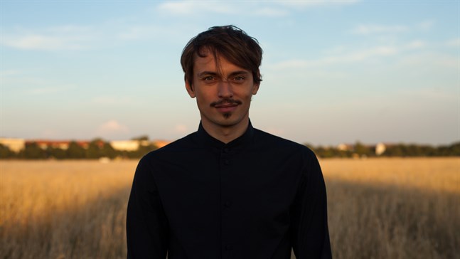 Den brasilianske dirigenten Eduardo Strausser leder Mellersta Österbottens Kammarorkester i helgen.