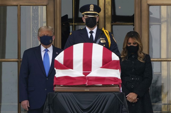 USA:s president Donald Trump och hans hustru Melania Trump kom på torsdagen till Högsta domstolen för att kondolera Ruth Bader Ginsburg, HD-domaren som avled i fredags, 87 år gammal.