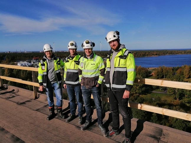Högre än så här kommer man inte. Heikki Uusitalo, Samuel Skoglund, Patrik Storbacka och Christian Huldén på det 12 våningar höga tornhuset i Beckbruket i Karleby.