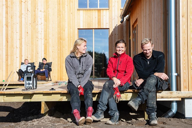 Martina med föräldrarna Nina och Robin Nyman är i coronakarantän. I bakgrunden systern Rebecka Nyman och pojkvännen Isak Holm, som håller sig på avstånd.