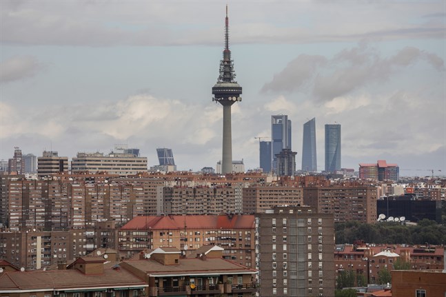 Regionalstyret i Madrid inför nya restriktioner, men centralregeringen vill se besked för hela huvudstaden med omnejd.