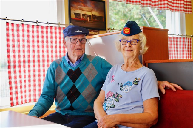Yngve och Anna-Stina Snickars har jobbat på bensinstationen i Solf i 53 år. Ett par år innan de tog över hette stationen Shell. Nu tar SEO över pumparna.
