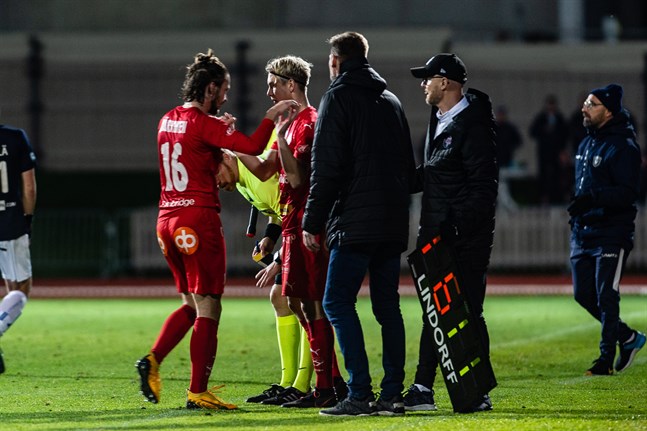 Topi Järvinen ersätts av Axel Vidjeskog med en kvart kvar att mötet mellan Jaro och AC Oulu. Niklas Käcko och Christian Gunnar övervakar bytet, medan AC Oulu-tränaren Jyrki Ahola syna i bakgrunden.