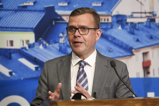 Samlingspartiets ordförande Petteri Orpo förliknar regeringen vid en nyrik uppkomling som bjuder hela laget runt på krogen strax innan stängningsdags.