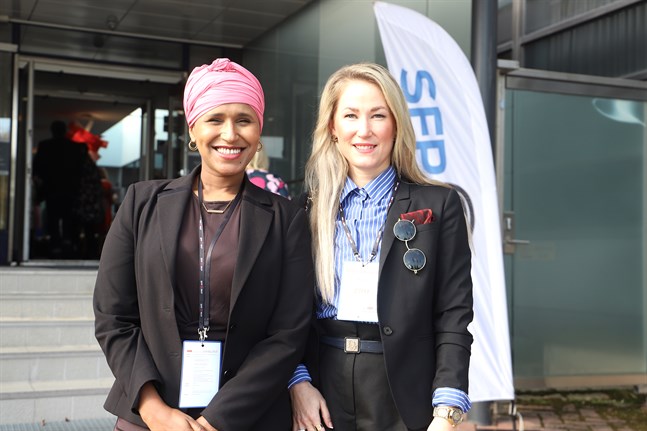 Ramieza Mahdi och Sari Somppi från Vasa var två av de österbottniska delegaterna som deltog i SFP:s partidag i Vanda.