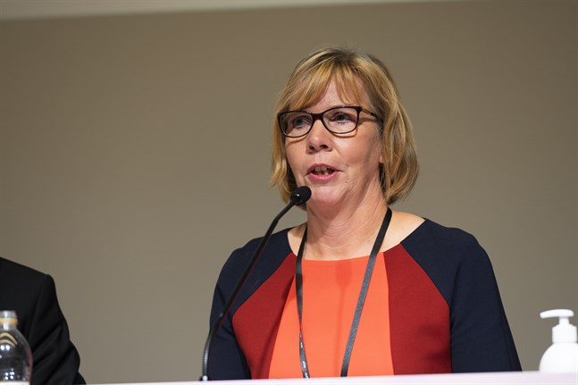 Anna-Maja Henriksson säger att både privata aktörer och tredje sektorn är viktiga för att vården ska fungera också sedan landskapen tagit över ansvaret.