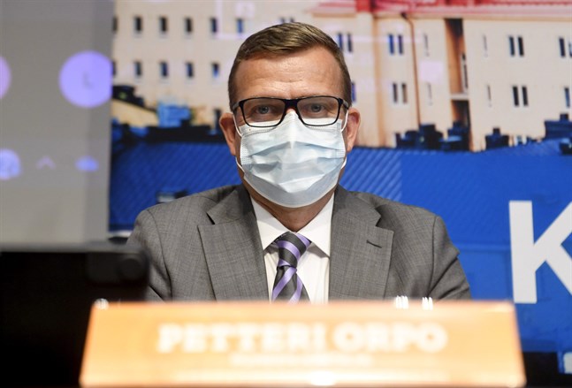 Samlingspartiets ordförande Petteri Orpo, med munskydd, under partifullmäktige i Helsingfors den 26 september 2020.
