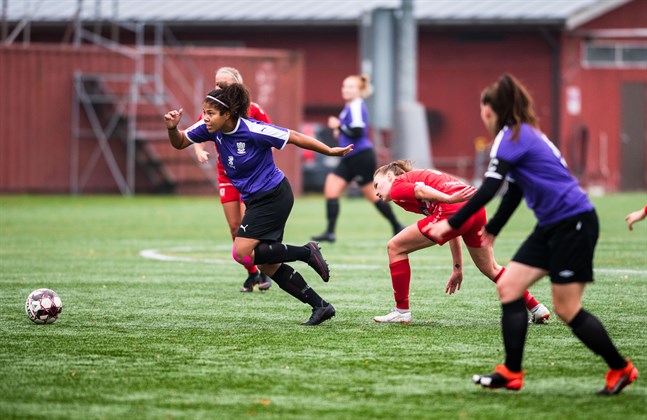 Alexandra Olusanya och de övriga spelarna i FC United är tillbaka i hetluften då kvalet börjar i Vanda på lördag. Ett eller flera mål på bortaplan skulle vara ett trumfkort inför returen i Tellushallen den 1 november.