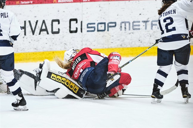 Sports anfallare Ellinor Miller skadade ena knäet allvarligt i matchen mot Kuortane.
