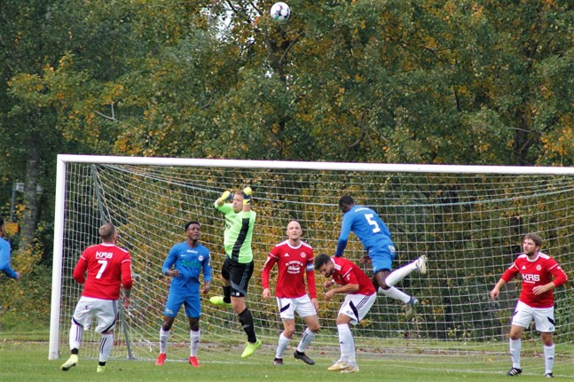 Norrvalla FF skapade en hel del framför Kaskö IK:s mål. Här lyckas dock Jakob Strand boxa undan bollen efter en hörna.